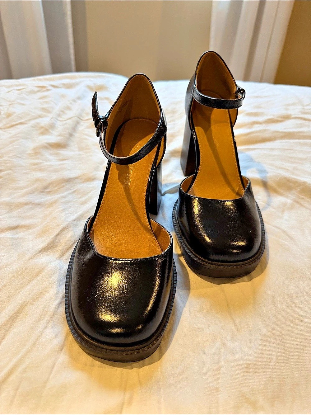 Crown Vintage Black Mary Jane Block Heel Pumps. like new!